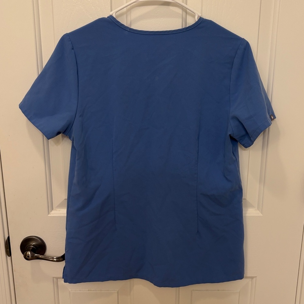 FIGS Casma 3 Pocket Scrub Top in Ceil Blue - Picture 3 of 6